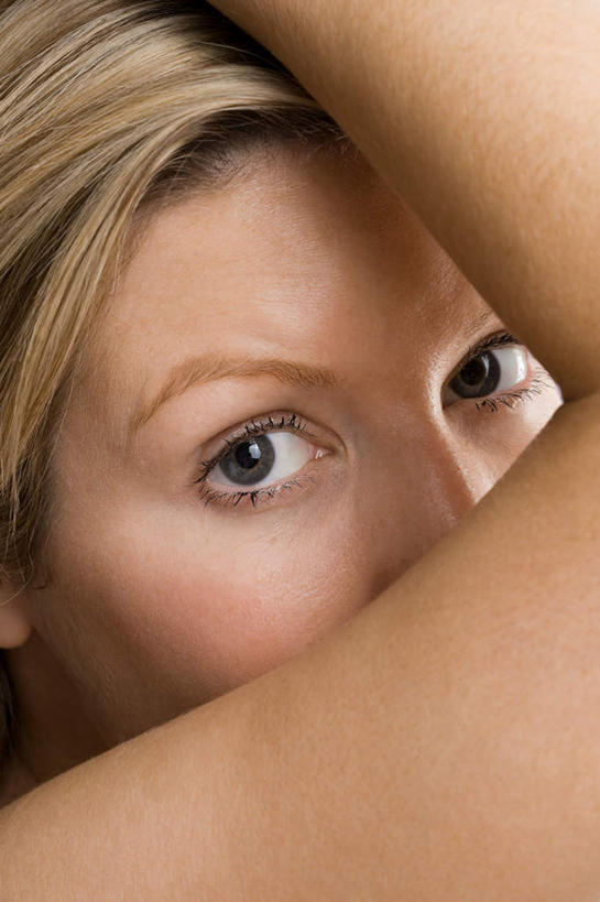 西方人,脸,头,眼睛,脸颊,眉毛,睫毛,手,一个人,举,竖图,室内,特写,白天,正面,欧洲,欧洲人,瞳孔,仅一个年轻女性,仅一个女性,仅一个人,灰色背景,注视,裸露,观察,看,托,手部,眼部,摄影,影棚,观看,单手,察看,关注,裸,年轻女性,女人,女性,白种人,头部,睫,脸部,脸蛋,眉,面部,眼,眼睫毛,眼眉,举起,举手,举着,向上举,向上伸,向上托,半身,彩图,影棚拍摄,拍摄,眼眉毛