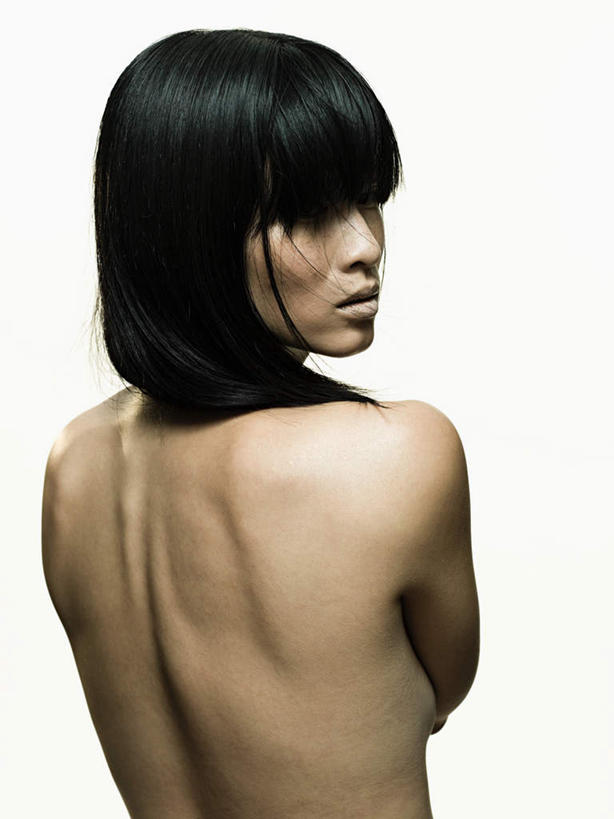 东方人,头发,一个人,站,笑,双手交叉,微笑,竖图,室内,白天,白色背景,亚洲,仅一个年轻女性,仅一个女性,仅一个人,阴影,反射,影子,扭头,注视,黄种人,裸露,背面,黑色,观察,看,站着,转头,摄影,影棚,赤裸,观看,察看,双手抱胸,关注,裸,尤物,年轻女性,女人,女性,亚洲人,长发,直发,站立,半身,彩图,影棚拍摄,拍摄,佳丽,丽人,美人