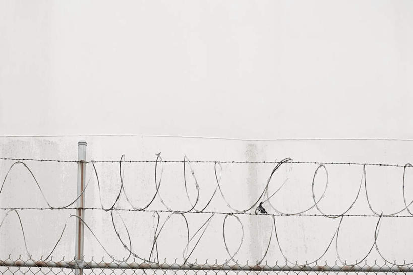 无人,横图,室外,特写,白天,正面,度假,美景,城市风光,城市,朦胧,模糊,墙,景观,铁丝网,警告,娱乐,墙壁,墙面,白色,享受,休闲,景色,放松,警示,禁止,提醒,提示,限制,铁蒺藜,危险,彩图