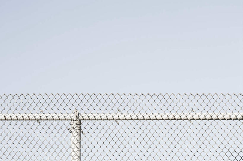 无人,横图,室外,白天,仰视,度假,美景,城市风光,城市,阴影,光线,影子,景观,铁丝网,警告,娱乐,蓝色,蓝天,天空,阳光,天,享受,休闲,景色,放松,警示,晴朗,禁止,提醒,提示,限制,万里无云,铁蒺藜,危险,晴空,晴空万里,彩图,低角度拍摄