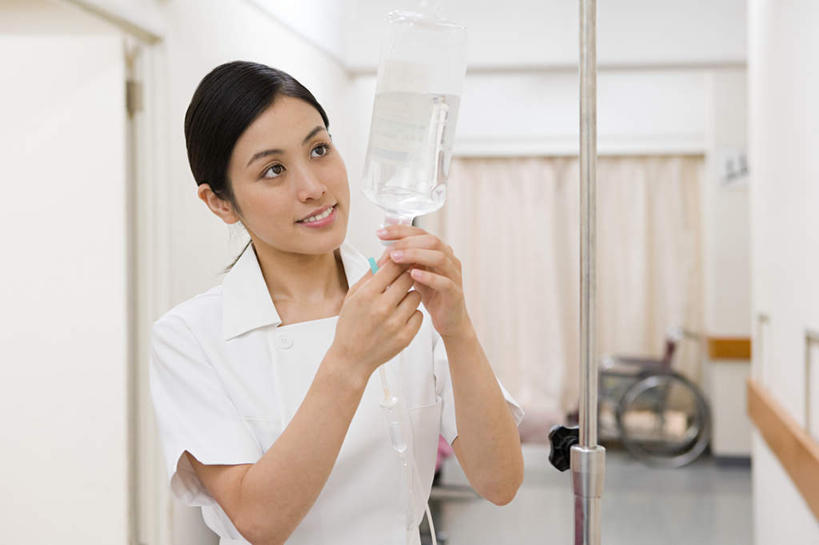 东方人,一个人,站,笑,微笑,露齿笑,横图,室内,白天,正面,工作服,制服,亚洲,仅一个年轻女性,仅一个女性,仅一个人,一辆,握,朦胧,模糊,工具,墙,注视,黄种人,墙壁,墙面,白色,轮椅,复健,观察,看,站着,康复,器械,针管,针筒,握着,注射,观看,察看,医疗,医疗设备,注射器,输液,关注,医疗器械,医疗工具,打点滴,输液瓶,静脉输液,辅助设备,工作制服,年轻女性,女人,女性,亚洲人,站立,半身,彩图,工作套服