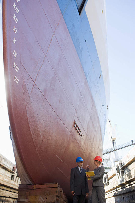 西方人,手,两个人,伙伴,朋友,工程师,建筑工人,建筑师,工厂,码头,站,竖图,室外,白天,仰视,工作服,制服,友谊,合作,团队,港口,轮船,船,帽子,欧洲,欧洲人,两顶,一双,停靠,阴影,光线,头盔,图纸,影子,设计图,相视,红色,蓝色,阳光,安全帽,交通工具,站着,面对面,战略,对视,一份,停泊,载具,相对,工程图,草图,蓝图,相看,联合,合谋,工作制服,配合,协作,老年男性,女人,女性,中年女性,白种人,设计,技师,建筑工,建筑设计师,搀手,拉手,手拉手,手握手,站立,半身,彩图,低角度拍摄,工作套服,摆渡口,埠头,渡口,渡头,港湾,工地,海港,货运码头,口岸,商港,制造厂