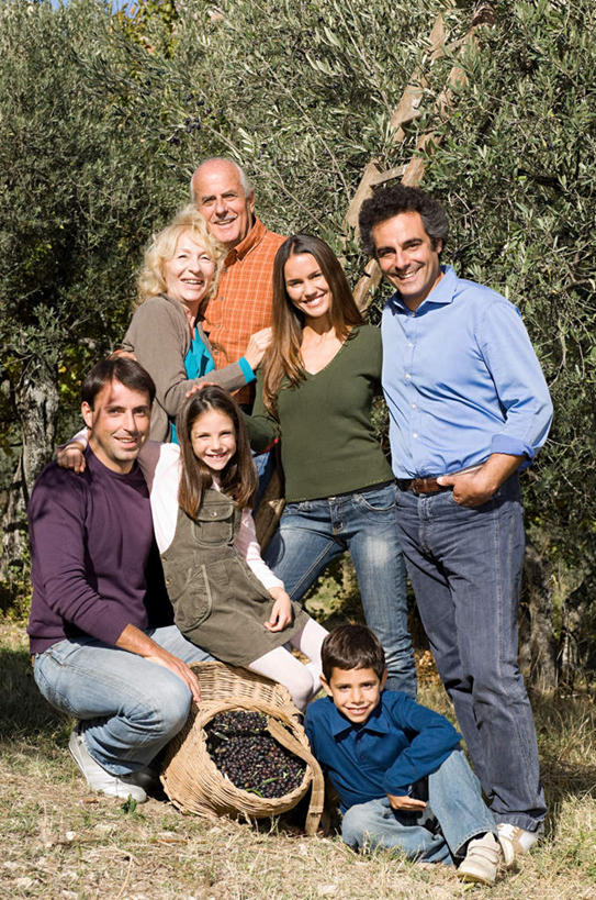 西方人,儿童,老年人,母亲,父亲,儿子,祖母,祖父,三代同堂,果园,站,坐,笑,交叉,微笑,露齿笑,竖图,室外,白天,正面,纯洁,田园,植物,竹子,橄榄,水果,欧洲,欧洲人,竹制,服装,裤子,新鲜,编织,篮子,生食,食品,果实,果树,许多人,注视,牛仔裤,休闲装,祖孙三代,树,树木,食物,小孩,衣服,绿色,自然,竹篮,观察,看,站着,一群人,休闲,温暖,温馨,父子,母子,休闲服,父爱,可爱,母爱,童年,童趣,服饰,有机食品,绿色食品,生长,奶奶,爷爷,成长,观看,祖孙,竹条,交织,和睦,察看,竹制品,关注,手插袋,单手插袋,童真,烂漫,无邪,外婆,外祖母,外公,外祖父,外孙,田庄,外孙子,单手抄兜,单手放兜,穿插,园子,天真,老年男性,老年女性,男孩,男人,男性,年轻男性,年轻女性,女人,女性,白种人,孩子,年轻人,全家福,孙子,青果,白榄,插兜,手插兜,手放口袋,站立,坐着,彩图,全身,融洽,男生,手抄兜,爸爸,多代同堂,妈妈