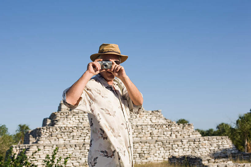 西方人,一个人,站,横图,室外,白天,侧面,旅游,度假,名胜古迹,植物,标志建筑,地标,建筑,棕榈树,帽子,相机,叶子,墨西哥,欧洲,欧洲人,仅一个男性,仅一个人,仅一个中年男性,服装,遗迹,草帽,绿叶,扭头,注视,休闲装,古迹,文物,娱乐,建设,古建筑,废墟,树,树木,一个,拍照,衣服,蓝色,绿色,蓝天,天空,自然,数码相机,天,观察,看,站着,转头,享受,休闲,休闲服,嫩叶,旅游胜地,放松,摄影,服饰,生长,晴朗,单个,成长,观看,察看,操作,北美,北美洲,关注,美洲,古文明,棕榈叶,万里无云,尤卡坦半岛,尤卡坦州,北亚美利加洲,亚美利加洲,墨西哥合众国,仙人掌王国,加敦半岛,犹加敦,按键,男人,男性,中年男性,白种人,叶,叶片,照相机,晴空,晴空万里,站立,半身,彩图,照相