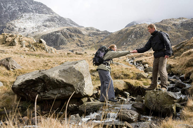 西方人,两个人,站,握手,横图,室外,白天,侧面,爱情,锻炼,旅游,度假,运动,石头,山,山脉,植物,英国,欧洲,欧洲人,阴影,服装,枯萎,光线,包,石子,影子,山峰,枯草,山峦,浪漫,旅行包,休闲装,娱乐,相视,草,两个,衣服,黄色,蓝色,蓝天,天空,阳光,背包,群山,天,站着,享受,休闲,温暖,温馨,面对面,休闲服,恩爱,放松,恋人,服饰,晴朗,对视,和睦,西欧,室外运动,相对,大不列颠,威尔士,户外运动,大不列颠及北爱尔兰联合王国,万里无云,相看,旅游包,大不列颠联合王国,日不落英帝国,威尔士公国,斯诺登山,男人,男性,年轻男性,年轻女性,女人,女性,白种人,情侣,石块,岩石,晴空,晴空万里,搀手,拉手,手拉手,手握手,站立,彩图,全身,健身,伴侣,融洽,双肩包