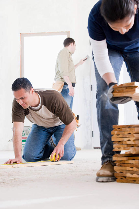 西方人,三个人,同事,机修工,站,跪,竖图,室内,白天,仰视,成功,合作,团队,集体,信心,窗户,装修,建筑,欧洲,欧洲人,一堆,许多,弯腰,握,堆叠,堆积,服装,朦胧,模糊,测量,木材,刻度,墙,拿,拿着,注视,休闲装,文化,队伍,玻璃窗,墙壁,墙面,木柴,工人,一个,衣服,白色,尺,卷尺,扶,观察,看,祈祷,站着,休闲,休闲服,握着,许愿,宗教,服饰,信仰,木料,单个,观看,钢尺,堆,测量工具,祈求,吉祥,尺子,察看,领导,扶着,成就,关注,风水,角尺,阴阳,合伙,领袖,鲁班尺,单手抄兜,单手放兜,量具,量仪,钢卷尺,文公尺,门公尺,门尺,丁兰尺,门光尺,吉凶,吉利,晦气,不祥,倒霉,霉运,恶兆,凶险,弯身,平安,男人,男性,年轻男性,白种人,机械师,机修工人,插兜,跪着,手插兜,手放口袋,站立,半身,彩图,低角度拍摄,手抄兜