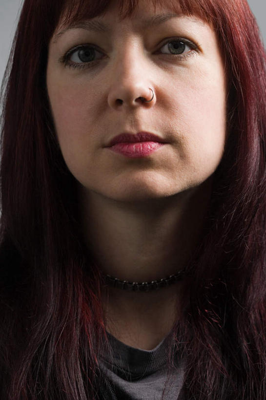 西方人,脸,头,脸颊,头发,一个人,站,笑,微笑,竖图,室内,特写,白天,正面,项链,欧洲,欧洲人,仅一个女性,仅一个人,阴影,灰色背景,服装,反射,影子,注视,休闲装,肩膀,装饰品,衣服,红色,饰品,首饰,观察,看,站着,仅一个中年女性,休闲,休闲服,摄影,服饰,影棚,观看,察看,关注,鼻钉,女人,女性,中年女性,白种人,头部,长发,直发,脸部,脸蛋,面部,站立,半身,彩图,影棚拍摄,拍摄