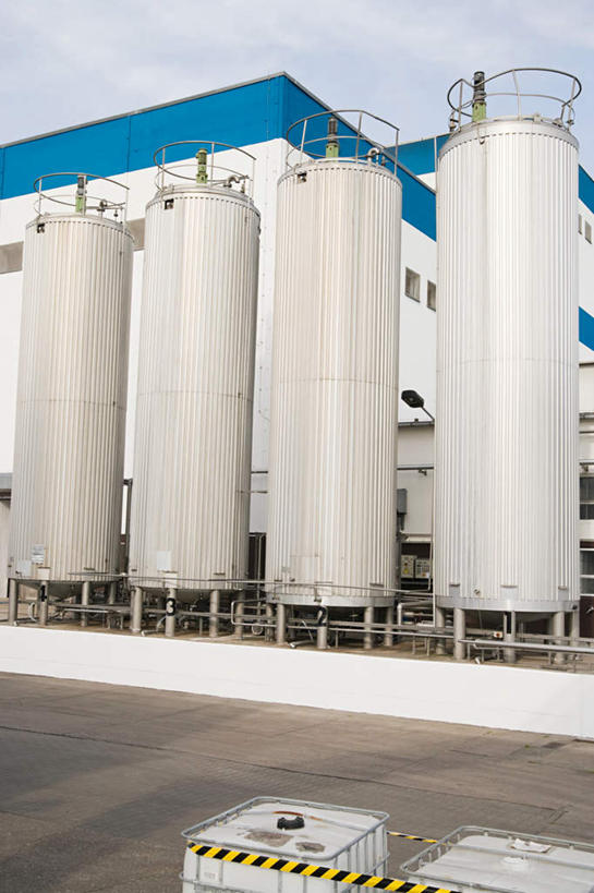 无人,工厂,竖图,室外,白天,仰视,金属制品,一排,整齐,金属,管子,乌云,云,阴天,云朵,云彩,排列,天空,天,四个,巨大,庞大,昏暗,阴沉,队列,地窖,宏大,硕大,伟大,彩图,低角度拍摄,工地,制造厂