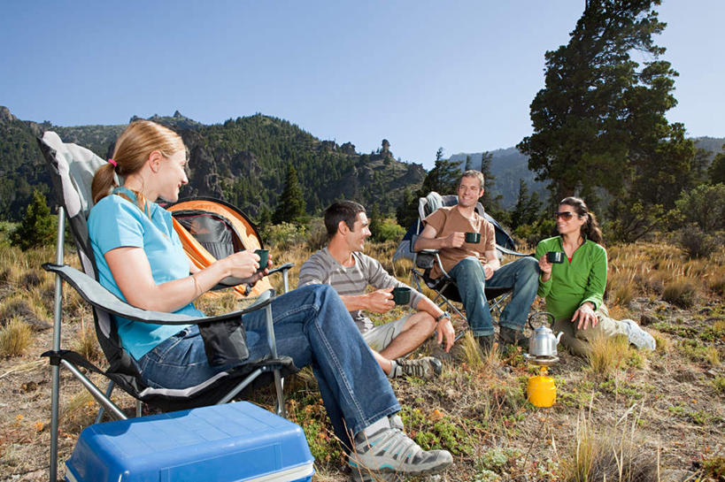 西方人,四个人,伙伴,朋友,坐,笑,说,微笑,露齿笑,横图,室外,白天,正面,旅游,度假,讨论,友谊,山,植物,杯子,椅子,欧洲,欧洲人,握,阴影,服装,枯萎,光线,影子,帐篷,山峰,枯草,山峦,饮品,二郎腿,拿,拿着,注视,休闲装,娱乐,草,树,树木,饮料,衣服,黄色,蓝色,绿色,蓝天,天空,阳光,自然,水杯,天,观察,看,享受,休闲,休闲服,放松,握着,服饰,生长,晴朗,成长,观看,察看,关注,可口,露营,野营,万里无云,宿营,适口,交流,友情,男人,男性,年轻男性,年轻女性,女人,女性,白种人,茶杯,晴空,晴空万里,沟通,讲话,交谈,商讨,说话,谈话,坐着,彩图,全身