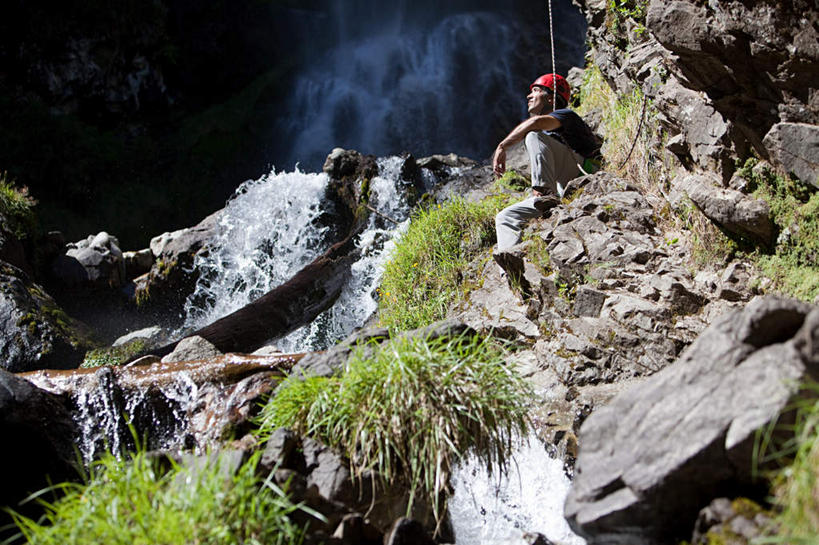 西方人,一个人,坐,攀登,横图,室外,白天,侧面,锻炼,旅游,度假,探险,安全,运动,攀岩,石头,美景,瀑布,山,山脉,水,帽子,阿根廷,欧洲,欧洲人,仅一个男性,仅一个人,仅一个中年男性,飞溅,服装,溅,石子,头盔,液体,景观,山峰,水滴,带子,防护,山峦,注视,休闲装,娱乐,极限运动,水珠,衣服,自然,安全带,安全帽,绳子,群山,观察,看,享受,休闲,休闲服,爬,景色,南美,放松,服饰,观看,保护,绳索,察看,南美洲,拉丁美洲,关注,喷洒,自然风光,室外运动,美洲,保险,户外运动,沉积岩,安全绳,亚美利加洲,保全,周全,安稳,安定,南亚美利加洲,阿根廷共和国,门多萨,水成岩,门多萨省,冒险,平安,体育,男人,男性,中年男性,白种人,跌水,石块,岩石,登山,攀爬,坐着,彩图,全身,健身