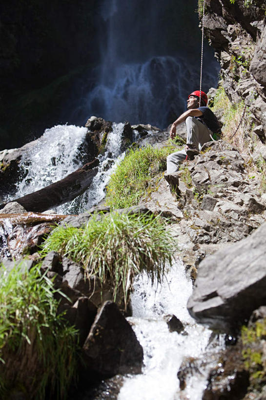 西方人,一个人,坐,攀登,竖图,室外,白天,正面,锻炼,旅游,度假,探险,安全,运动,攀岩,石头,美景,瀑布,山,山脉,水,植物,帽子,阿根廷,欧洲,欧洲人,仅一个男性,仅一个人,飞溅,服装,溅,石子,头盔,液体,景观,山顶,山峰,水滴,带子,防护,山峦,注视,休闲装,娱乐,极限运动,水珠,树,树木,衣服,绿色,自然,安全带,安全帽,绳子,群山,观察,看,仅一个老年男性,享受,休闲,休闲服,爬,景色,南美,放松,服饰,生长,成长,观看,保护,绳索,察看,南美洲,拉丁美洲,关注,喷洒,自然风光,室外运动,美洲,保险,户外运动,沉积岩,安全绳,亚美利加洲,保全,周全,安稳,安定,南亚美利加洲,阿根廷共和国,颠峰,极峰,门多萨,水成岩,门多萨省,冒险,平安,体育,老年男性,男人,男性,白种人,跌水,石块,岩石,登山,攀爬,抬头,仰头,坐着,彩图,全身,健身