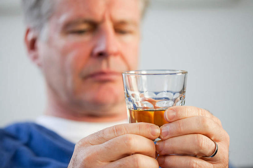 威士忌,西方人,脸,头,脸颊,手,一个人,坐,横图,室内,特写,白天,正面,失败,杯子,欧洲,欧洲人,仅一个男性,仅一个人,握,服装,沮丧,朦胧,模糊,酒类,拿,拿着,注视,休闲装,玻璃制品,酒,饮料,一个,衣服,水杯,观察,看,仅一个老年男性,休闲,难受,手部,休闲服,无奈,握着,服饰,单个,观看,单手,失望,悲伤,察看,伤心,难过,关注,失落,颓废,挫败,受挫,落败,落空,错过,失足,失意,失策,失算,颓丧,衰颓,悲哀,懊丧,颓靡,气馁,丧气,烈酒,败北,挫折,失利,老年男性,男人,男性,白种人,头部,脸部,脸蛋,面部,玻璃杯,坐着,半身,彩图