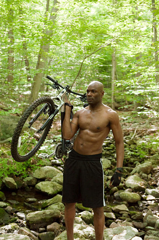 西方人,一个人,站,竖图,室外,白天,正面,运动服,锻炼,旅游,度假,运动,石头,树林,植物,自行车,欧洲,非洲,黑人,欧洲人,仅一个男性,仅一个人,仅一个中年男性,一辆,服装,石子,山地车,注视,娱乐,裸露,车,脚踏车,树,树木,骑,衣服,绿色,自然,交通工具,观察,看,扛,站着,享受,休闲,放松,服饰,生长,成长,观看,察看,衣着,穿着,关注,载具,室外运动,裸,户外运动,山地自行车,衣饰,扛在肩上,骑在肩上,男人,男性,中年男性,非洲人,石块,岩石,站立,半身,彩图,健身,运动装