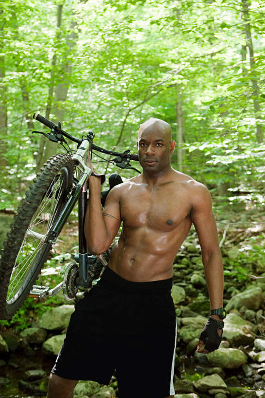 西方人,一个人,站,竖图,室外,白天,正面,运动服,锻炼,旅游,度假,运动,石头,树林,植物,自行车,欧洲,非洲,黑人,欧洲人,仅一个男性,仅一个人,仅一个中年男性,一辆,服装,石子,山地车,注视,娱乐,裸露,车,脚踏车,树,树木,骑,衣服,绿色,自然,交通工具,观察,看,扛,站着,享受,休闲,放松,服饰,生长,成长,观看,察看,衣着,穿着,关注,载具,室外运动,裸,户外运动,山地自行车,衣饰,扛在肩上,骑在肩上,男人,男性,中年男性,非洲人,石块,岩石,站立,半身,彩图,健身,运动装