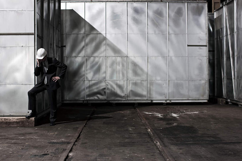 西方人,一个人,商务人士,商务男性,坐,说,打电话,横图,室内,白天,正面,衬衫,讨论,电话,帽子,手机,欧洲,欧洲人,仅一个男性,仅一个人,仅一个中年男性,握,阴影,套装,反射,头盔,影子,墙,地面,拿,拿着,注视,通讯设备,墙壁,墙面,安全帽,观察,看,握着,观看,察看,关注,商务装,工薪阶层,交流,男人,男性,中年男性,白种人,白领,上班族,沟通,讲话,交谈,商讨,说话,谈话,通话,坐着,彩图,全身,衬衣