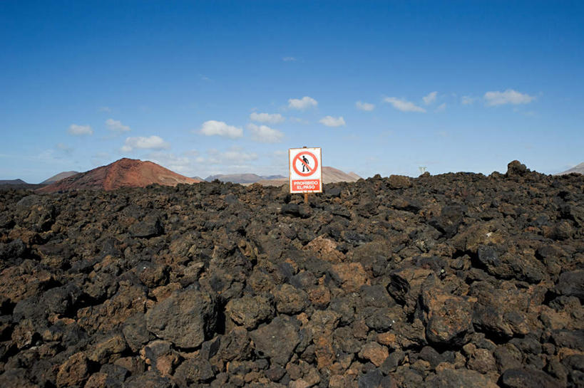 无人,公园,横图,室外,白天,正面,旅游,度假,火山,石头,美景,西班牙,欧洲,阴影,光线,英文,标志,石子,文字,影子,字符,字母,景观,云,云朵,警告,云彩,娱乐,标识,蓝色,白云,蓝天,天空,阳光,自然,天,享受,休闲,景色,放松,警示,晴朗,英文字母,禁止,提醒,国家公园,加纳利群岛,南欧,提示,限制,自然风光,加那利群岛,西班牙王国,兰萨罗特岛,蒂曼法亚国家公园,危险,活火山,石块,死火山,休眠火山,岩石,晴空,彩图