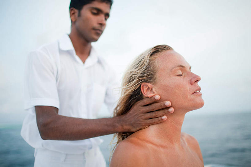 西方人,两个人,按摩师,站,坐,闭眼,横图,室外,白天,侧面,工作服,制服,按摩,海浪,海洋,欧洲,欧洲人,亚洲,服装,朦胧,模糊,浪花,注视,休闲装,衣服,蓝色,蓝天,天空,海水,天,观察,看,站着,休闲,休闲服,服饰,晴朗,观看,察看,关注,海景,指压,万里无云,工作制服,男人,男性,年轻男性,年轻女性,女人,女性,白种人,亚洲人,印度人,大海,风浪,海,海水的波动,近岸浪,涌浪,晴空,晴空万里,技师,闭眼睛,闭着眼,闭着眼睛,站立,坐着,半身,彩图,工作套服,推拿