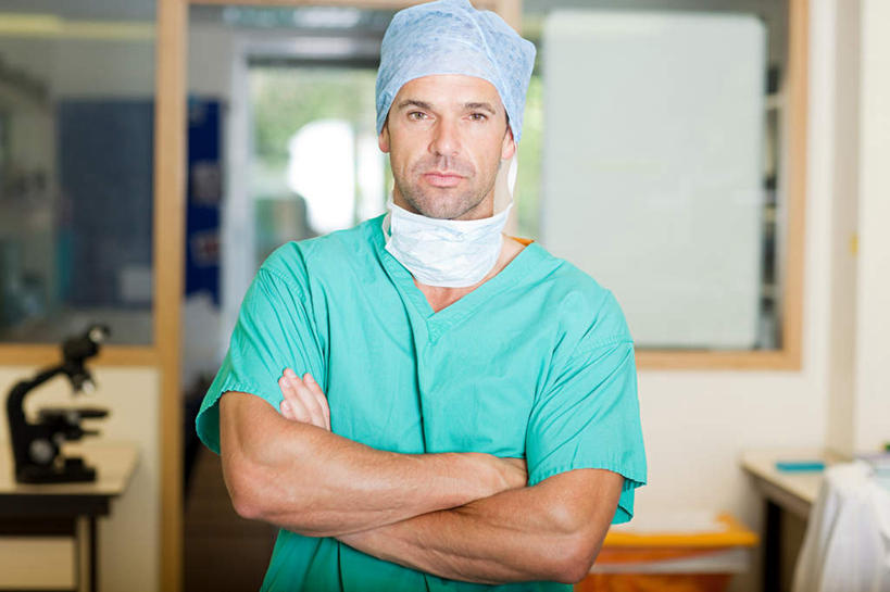 西方人,一个人,医生,医院,站,双手交叉,横图,室内,白天,正面,工作服,制服,仪器,窗户,帽子,欧洲,欧洲人,仅一个男性,仅一个人,仅一个中年男性,服装,检查,朦胧,模糊,反射,分离,分析,科学,显微镜,过滤,分开,注视,玻璃窗,衣服,绿色,口罩,观察,看,站着,医护人员,医疗人员,隔断,清晰,探索,遮掩,服饰,放大,观看,隔离,仔细,透镜,察看,卫生,掩盖,双手抱胸,凸透镜,遮挡,聚焦,衣着,穿着,关注,净化,间隔,预防,遮盖,防尘,医疗机构,医生帽,光学,清楚,掩饰,断绝,隔开,屏蔽,屏绝,远离,中断,阻遏,阻隔,工作制服,衣饰,男人,男性,中年男性,白种人,大夫,站立,半身,彩图,工作套服,病院,诊所