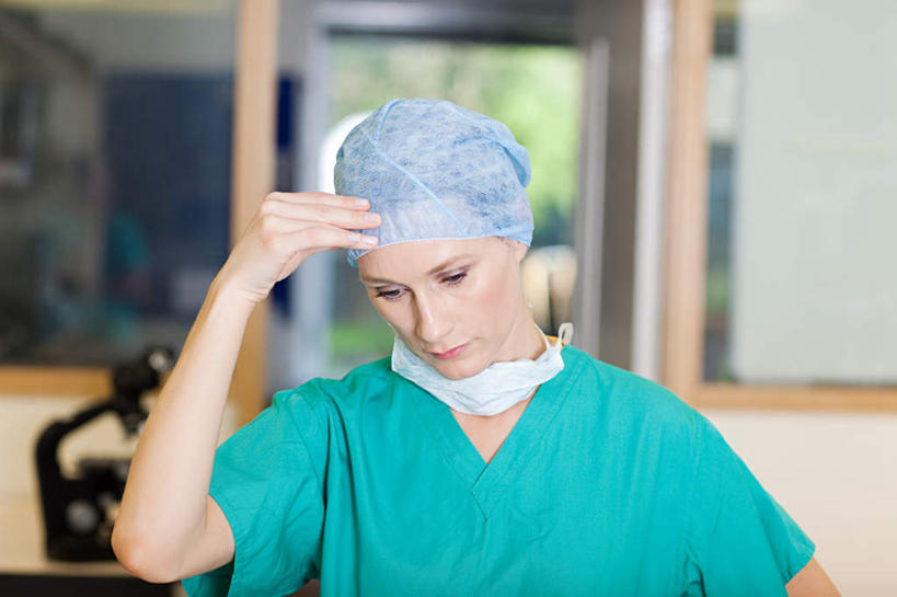 西方人,一个人,医生,医院,站,横图,室内,白天,正面,工作服,制服,仪器,窗户,帽子,欧洲,欧洲人,仅一个女性,仅一个人,撑,服装,检查,朦胧,模糊,反射,分离,分析,科学,显微镜,墙,过滤,分开,注视,玻璃窗,墙壁,墙面,衣服,绿色,口罩,观察,看,站着,仅一个中年女性,医护人员,医疗人员,隔断,清晰,探索,遮掩,服饰,放大,观看,隔离,仔细,透镜,察看,卫生,掩盖,撑着,凸透镜,遮挡,聚焦,衣着,穿着,关注,净化,间隔,预防,遮盖,防尘,医疗机构,医生帽,光学,清楚,掩饰,断绝,隔开,屏蔽,屏绝,远离,中断,阻遏,阻隔,工作制服,衣饰,女人,女性,中年女性,白种人,大夫,站立,半身,彩图,工作套服,病院,诊所