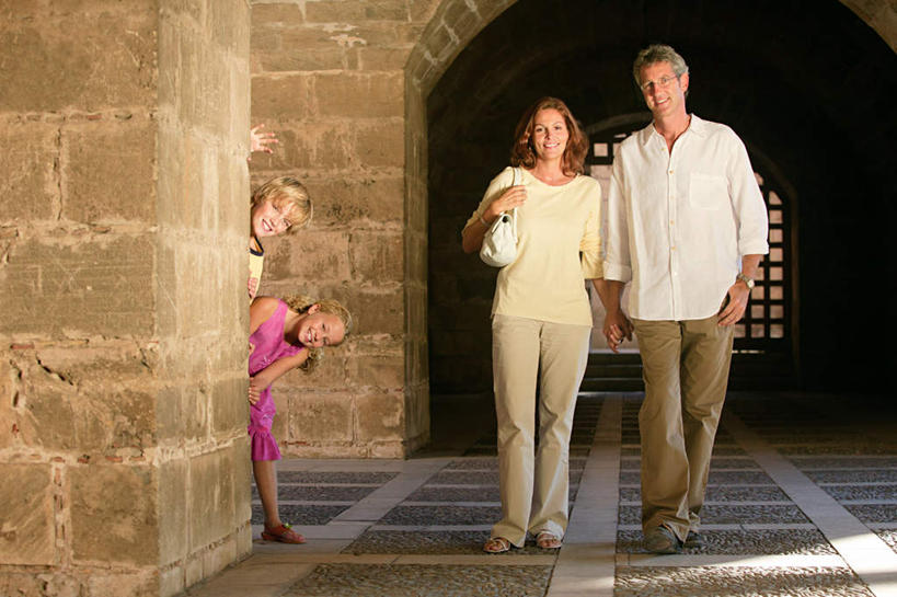 西方人,儿童,中年人,四个人,家庭,夫妻,母亲,父亲,女儿,儿子,站,走,笑,微笑,露齿笑,横图,室外,白天,正面,爱情,旅游,度假,纯洁,标志建筑,地标,建筑,西班牙,欧洲,欧洲人,牵,弯腰,服装,包,皮包,墙,走道,走廊,过道,浪漫,注视,休闲装,娱乐,建设,墙壁,墙面,小孩,衣服,观察,看,站着,享受,休闲,温暖,温馨,父女,父子,母女,母子,一家人,休闲服,旅游胜地,恩爱,放松,父爱,可爱,母爱,童年,童趣,恋人,服饰,观看,牵着,单肩包,和睦,察看,关注,南欧,童真,烂漫,无邪,帕尔马,马略卡岛,西班牙王国,弯身,帕尔马大教堂,巴利阿里群岛,马略卡,天真,男孩,男人,男性,女孩,女人,女性,中年男性,中年女性,白种人,孩子,夫妇,情侣,步行,散步,站立,走路,彩图,全身,伴侣,融洽,男生,女生