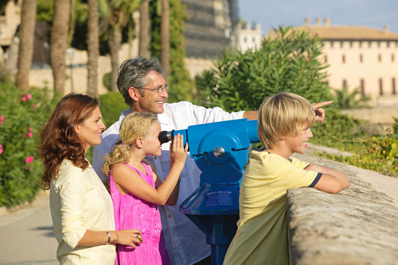 西方人,儿童,中年人,四个人,家庭,夫妻,母亲,父亲,女儿,儿子,家,站,笑,微笑,露齿笑,横图,室外,白天,侧面,爱情,旅游,度假,纯洁,仪器,科技,植物,欧洲,欧洲人,眺望,指,阴影,服装,检查,研究,反射,分析,光线,科学,望远镜,影子,房屋,屋子,浪漫,注视,指点,休闲装,娱乐,楼房,住宅,树,树木,小孩,衣服,绿色,阳光,自然,观察,看,趴着,站着,享受,休闲,温暖,温馨,父女,父子,母女,母子,一家人,休闲服,恩爱,放松,父爱,可爱,母爱,清晰,探索,童年,童趣,恋人,服饰,生长,放大,成长,观看,仔细,和睦,科研,察看,科学技术,瞭望,指向,聚焦,关注,童真,烂漫,无邪,远视镜,瞭望镜,光学,清楚,天真,男孩,男人,男性,女孩,女人,女性,中年男性,中年女性,白种人,孩子,夫妇,情侣,趴,站立,半身,彩图,房子,伴侣,融洽,光学仪器,千里镜,男生,女生