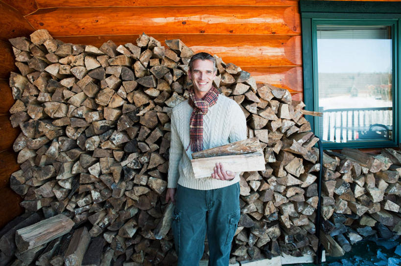 西方人,一个人,家,木屋,站,笑,微笑,露齿笑,横图,室外,白天,正面,毛衣,窗户,欧洲,欧洲人,仅一个男性,仅一个人,仅一个中年男性,一排,许多,握,服装,整齐,装饰,木材,很多,拿,拿着,注视,玻璃窗,住宅,木柴,排列,衣服,围巾,观察,看,站着,温暖,握着,服饰,木料,围脖,观看,堆,保暖,华丽,点缀,察看,衣着,御寒,穿着,队列,关注,线衫,衬托,美观,雅致,雅观,衣饰,毛线衣,绒线衣,男人,男性,中年男性,白种人,站立,半身,彩图,绒衣,套衫,套头毛衣,线衣,茅舍,茅屋,棚屋,小木屋,小屋