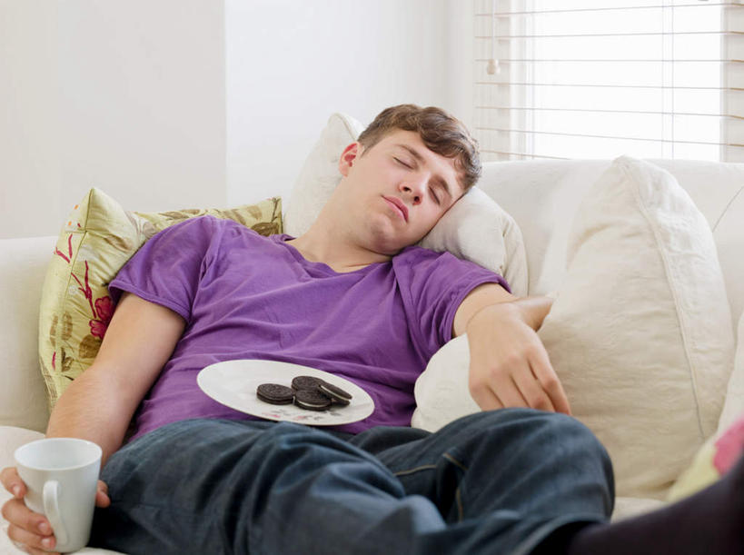 点心,西方人,一个人,客厅,躺,闭眼,睡,横图,室内,白天,正面,窗户,靠垫,沙发,杯子,餐具,欧洲,欧洲人,仅一个男性,仅一个人,服装,瓷器,碟子,盘,百叶窗,食品,咖啡杯,靠枕,陶瓷制品,休闲装,食物,仅一个年轻男性,一个,衣服,白色,盘子,垫子,碟,枕头,饼干,零食,休闲,休闲服,服饰,单个,起居室,瓷杯,布艺沙发,客堂,卧着,男人,男性,年轻男性,白种人,闭眼睛,闭着眼,闭着眼睛,困,困觉,寝息,睡觉,躺着,卧,半身,彩图