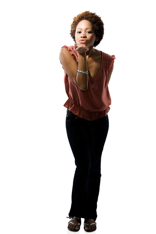 西方人,嘴,一个人,站,举,笑,微笑,露齿笑,竖图,室内,白天,白色背景,正面,欧洲,非洲,黑人,欧洲人,仅一个年轻女性,仅一个女性,仅一个人,阴影,服装,反射,影子,注视,休闲装,衣服,手链,嘟嘴,观察,看,托,站着,休闲,休闲服,撅嘴,摄影,服饰,影棚,观看,察看,关注,年轻女性,女人,女性,非洲人,嘴巴,嘴唇,举起,举手,举着,向上举,向上伸,向上托,站立,彩图,全身,影棚拍摄,拍摄,飞吻