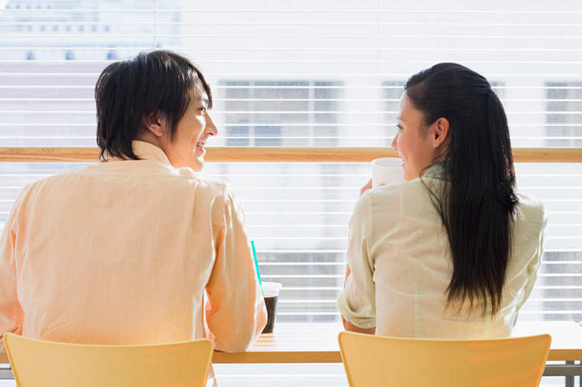 东方人,两个人,餐厅,坐,笑,微笑,露齿笑,横图,室内,白天,爱情,餐桌,窗户,桌子,杯子,椅子,亚洲,服装,朦胧,模糊,塑料,百叶窗,木椅,浪漫,扭头,注视,休闲装,黄种人,可乐,玻璃制品,两个,背面,衣服,水杯,塑料制品,吸管,观察,看,转头,休闲,温暖,温馨,休闲服,恩爱,恋人,服饰,餐台,观看,和睦,察看,空心,关注,饮管,男人,男性,年轻男性,年轻女性,女人,女性,亚洲人,情侣,玻璃杯,坐着,半身,彩图,餐馆,饭店,饭馆,伴侣,融洽,圆柱状