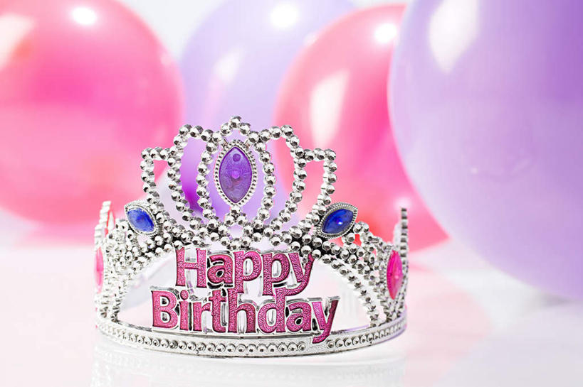 无人,横图,室内,特写,白天,白色背景,正面,静物,皇冠,阴影,朦胧,模糊,装饰,反射,英文,标志,文字,影子,字符,塑料,字母,标识,粉色,紫色,气球,塑料制品,橡胶,摄影,影棚,英文字母,华丽,修饰,点缀,权威,高贵,橡胶制品,衬托,美观,雅致,雅观,一顶,权力,统治,王冠,彩图,影棚拍摄,拍摄