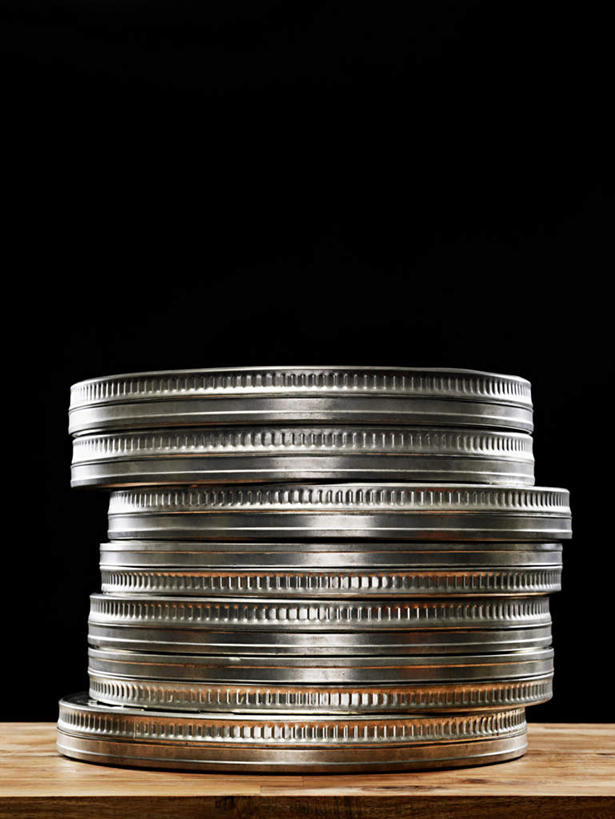 无人,竖图,室内,特写,白天,正面,纯洁,桌面,桌子,静物,一排,许多,阴影,黑色背景,整齐,反射,木制,影子,塑料,银色,很多,盒子,排列,木制品,容器,塑料制品,摄影,信仰,影棚,储藏,堆,储存,队列,高贵,雅致,彩图,影棚拍摄,拍摄,贮存