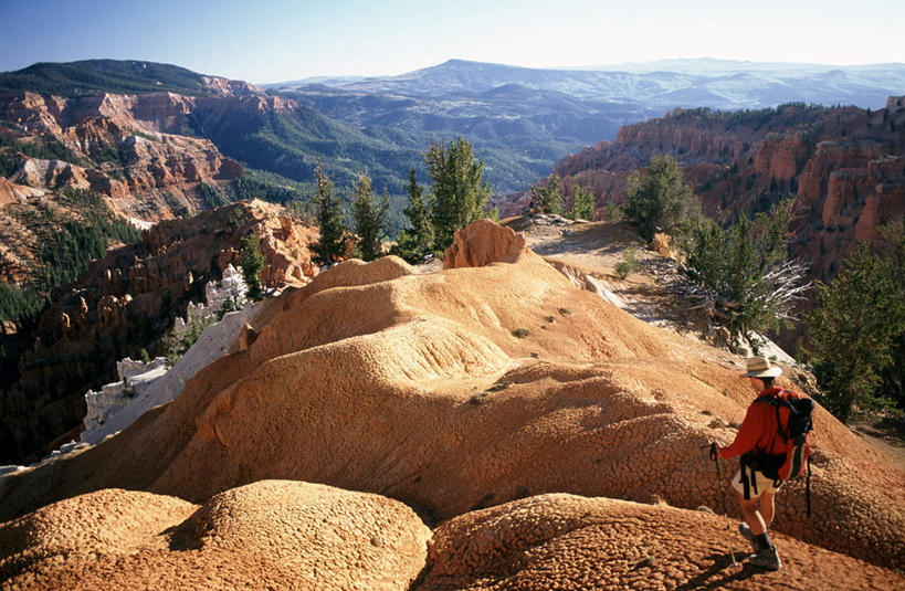 西方人,一个人,站,攀登,横图,俯视,室外,白天,锻炼,旅游,度假,探险,运动,攀岩,山,山脉,树林,植物,帽子,欧洲,欧洲人,仅一个男性,仅一个人,服装,纹路,纹理,山峰,山峦,注视,休闲装,娱乐,极限运动,树,树木,仅一个年轻男性,衣服,蓝色,绿色,蓝天,天空,自然,遮阳帽,群山,天,观察,看,站着,享受,休闲,休闲服,爬,放松,服饰,生长,晴朗,成长,观看,察看,关注,室外运动,户外运动,万里无云,肌理,冒险,体育,男人,男性,年轻男性,白种人,晴空,晴空万里,登山,攀爬,站立,彩图,高角度拍摄,全身,健身