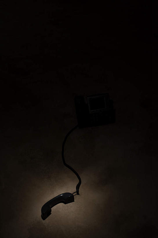 无人,打电话,竖图,俯视,室内,特写,夜晚,地板,静物,电话,阴影,朦胧,模糊,反射,影子,地面,通讯设备,木地板,一个,黑色,话筒,电话线,单个,交流,电话机,沟通,通话,彩图,高角度拍摄
