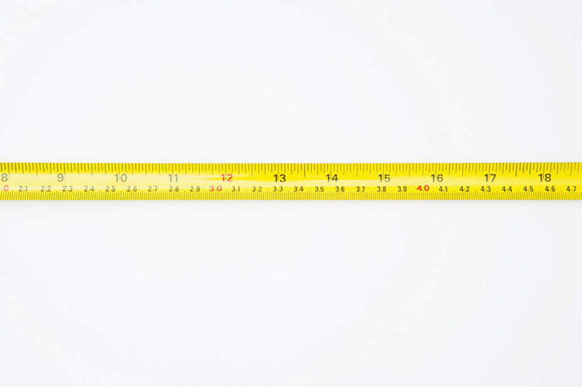 无人,横图,俯视,室内,特写,白天,白色背景,装修,建筑,静物,阴影,反射,测量,标志,皮尺,文字,影子,字符,刻度,字母,标识,黄色,尺,软尺,摄影,影棚,测量工具,尺子,阿拉伯文,量具,量仪,塑料卷尺,纤维尺,纤维圆尺,圆尺,阿拉伯语,阿拉伯字母,彩图,高角度拍摄,影棚拍摄,拍摄