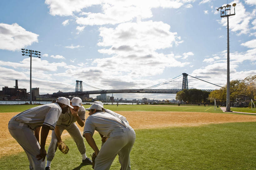 西方人,四个人,伙伴,朋友,体育馆,高楼大厦,运动场,站,横图,室外,白天,运动服,锻炼,友谊,安全,运动,办公楼,合作,团队,棒球,垒球,草地,草坪,植物,大桥,大厦,建筑,立交桥,路灯,摩天大楼,桥梁,写字楼,帽子,照明,欧洲,非洲,黑人,欧洲人,弯腰,阴影,服装,光线,影子,云,云朵,高架,斜拉桥,桥,灯光,防护,云彩,注视,体育场,运动帽,灯,球,草,树,树木,背面,衣服,蓝色,绿色,白云,蓝天,天空,阳光,自然,手套,楼宇,天,观察,看,站着,鸭舌帽,商务楼,战略,服饰,生长,晴朗,成长,观看,保护,照亮,察看,衣着,照明设备,穿着,关注,保险,保全,周全,安稳,安定,弯身,联合,合谋,运动馆,防护手套,衣饰,配合,平安,体育,协作,男人,男性,中年男性,非洲人,晴空,站立,半身,彩图,健身,大楼,高层建筑,高楼,摩天楼,运动装