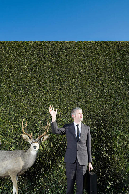 西方人,一个人,商务人士,商务男性,站,举,竖图,室外,白天,正面,衬衫,植物,哺乳动物,鹿,野生动物,欧洲,欧洲人,仅一个男性,仅一个人,仅一个中年男性,阴影,套装,环保,光线,包,标本,公文包,影子,地平线,辽阔,防护,地面,挥手,拎,注视,再见,树,树木,一个,一只,蓝色,绿色,蓝天,天空,阳光,自然,动物,天,观察,看,手势,托,站着,招手,广阔,可爱,活泼,生长,晴朗,单个,成长,公事包,告别,观看,一望无际,察看,关注,美好,美妙,延伸,间隔,商务装,摆动,工薪阶层,离别,万里无云,天地相交,美观,雅观,辞行,无边无际,一马平川,绿篱,生篱,树篱,植篱,男人,男性,中年男性,白种人,白领,上班族,晴空,晴空万里,举起,举手,举着,向上举,向上伸,向上托,站立,半身,彩图,衬衣,拎着