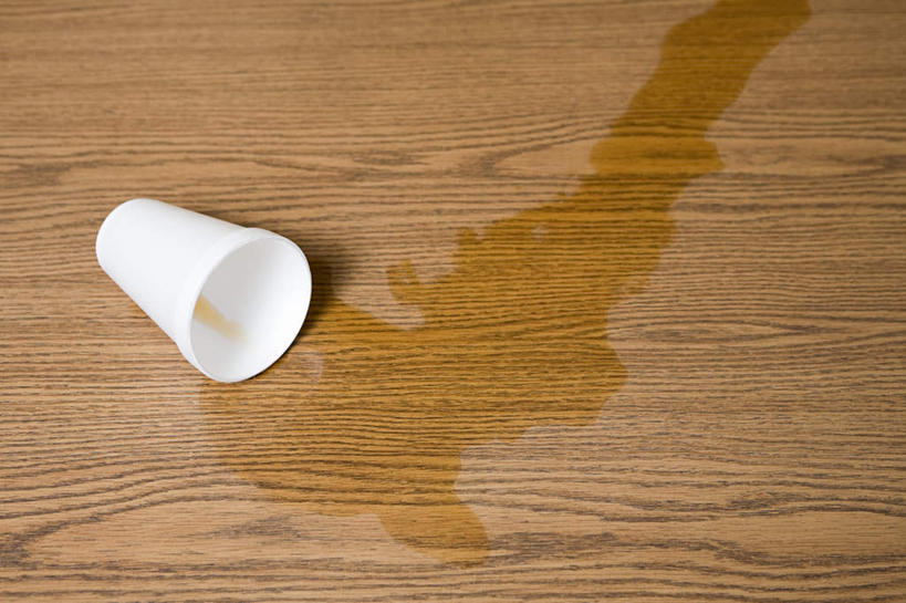 无人,办公室,横图,俯视,室内,特写,白天,水,家具,桌子,杯子,打翻,阴影,反射,液体,影子,办公桌,饮用水,一个,白色,纸制品,矿泉水,单个,纸杯,一次性杯子,蒸馏水,办公家具,彩图,高角度拍摄