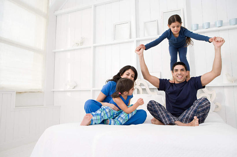 西方人,儿童,腿部,脚,脚趾,脚趾甲,腿,四个人,家庭,夫妻,母亲,父亲,女儿,坐,伸展双臂,握手,笑,盘腿,微笑,露齿笑,横图,室内,白天,仰视,爱情,纯洁,窗户,床,卧室,欧洲,欧洲人,服装,墙,双人床,床单,浪漫,注视,休闲装,光脚,被子,玻璃窗,墙壁,墙面,小孩,骑,衣服,白色,观察,看,扛,休闲,温暖,温馨,父女,母女,一家人,赤脚,休闲服,恩爱,父爱,可爱,母爱,童年,童趣,恋人,服饰,观看,和睦,察看,被单,关注,童真,烂漫,无邪,扛在肩上,骑在肩上,天真,男人,男性,年轻男性,年轻女性,女孩,女人,女性,白种人,孩子,年轻人,脚指甲,夫妇,情侣,搀手,敞开双臂,拉手,盘腿而坐,盘膝,盘着腿的,盘着腿坐,伸开双臂,手拉手,手握手,双腿交叉,展开双肩,张开手臂,张开双臂,坐着,彩图,低角度拍摄,全身,睡房,卧房,伴侣,融洽,女生