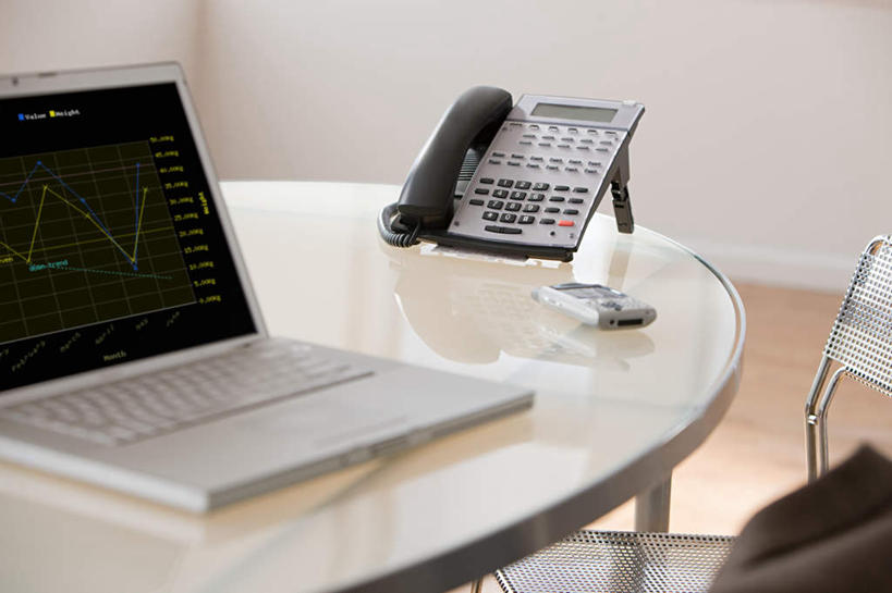 无人,办公室,打电话,横图,俯视,室内,白天,电脑,笔记本电脑,地板,桌子,静物,电话,手机,椅子,玻璃,朦胧,模糊,网络,墙,地面,茶几,通讯设备,木地板,墙壁,墙面,玻璃制品,白色,话筒,会议椅,电话线,一台,办公椅,无线,通信设备,无线网络,无线上网,便携式电脑,商务椅,培训椅,交流,手提电脑,电话机,沟通,通话,彩图,高角度拍摄