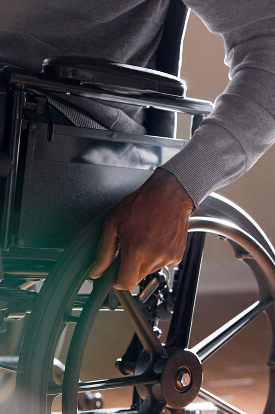 西方人,一个人,病人,坐,竖图,室内,特写,白天,正面,地板,欧洲,非洲,黑人,欧洲人,仅一个男性,仅一个人,仅一个中年男性,一辆,握,阴影,服装,朦胧,模糊,反射,工具,影子,墙,地面,休闲装,木地板,墙壁,墙面,衣服,白色,轮椅,复健,休闲,康复,休闲服,器械,握着,服饰,医疗设备,病患,医疗器械,残疾,残疾人,医疗工具,伤残,辅助设备,残障,弱势群体,男人,男性,中年男性,非洲人,患者,就医者,坐着,半身,彩图