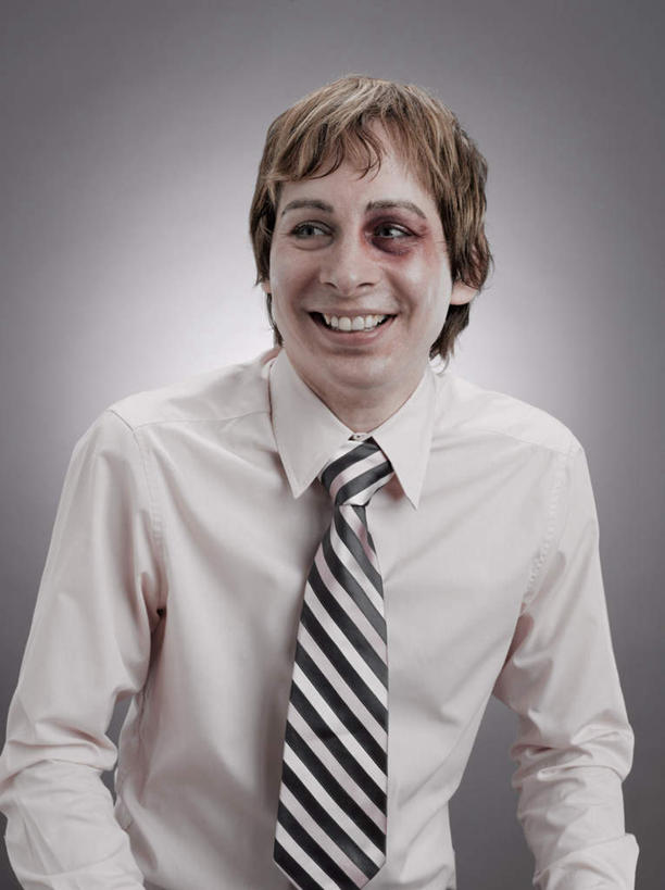 西方人,一个人,商务人士,商务男性,笑,微笑,露齿笑,竖图,室内,白天,正面,衬衫,欧洲,欧洲人,仅一个男性,仅一个人,灰色背景,套装,领带,注视,仅一个年轻男性,观察,看,摄影,影棚,观看,察看,象征,庄重,关注,商务装,身份,工薪阶层,正式,地位,男人,男性,年轻男性,白种人,白领,上班族,半身,彩图,影棚拍摄,衬衣,拍摄,淤青