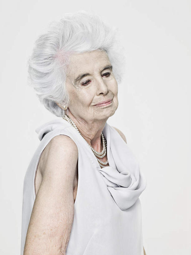 西方人,一个人,站,竖图,室内,白天,白色背景,侧面,欧洲,欧洲人,仅一个女性,仅一个人,服装,注视,休闲装,衣服,观察,看,站着,休闲,休闲服,摄影,服饰,仅一个老年女性,影棚,观看,察看,关注,悲哀,悲痛,悲恸,老年女性,女人,女性,白种人,站立,半身,彩图,影棚拍摄,拍摄