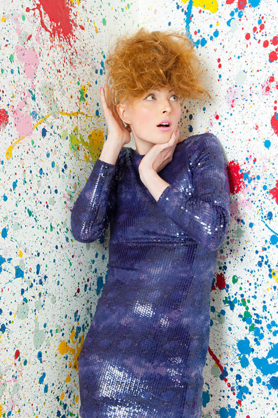 西方人,一个人,站,竖图,彩色,室内,白天,正面,抽象,裙子,绘画,欧洲,欧洲人,仅一个年轻女性,仅一个女性,仅一个人,撑,阴影,连衣裙,艺术,反射,彩绘,图案,影子,墙,艺术品,古典,托腮,注视,文化,墙壁,墙面,紫色,白色,工艺品,观察,看,品味,托,站着,概念,观看,美术,察看,高雅,关注,托下巴,美学,图文,年轻女性,女人,女性,白种人,站立,半身,彩图,涂鸦