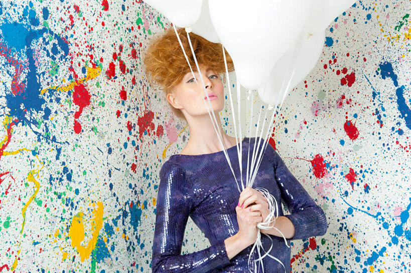 西方人,一个人,站,横图,彩色,室内,白天,正面,抽象,裙子,绘画,游戏,玩具,欧洲,欧洲人,仅一个年轻女性,仅一个女性,仅一个人,握,阴影,连衣裙,艺术,反射,彩绘,图案,影子,塑料,墙,艺术品,古典,玩,注视,文化,娱乐,墙壁,墙面,紫色,白色,气球,塑料制品,工艺品,观察,看,品味,站着,四个,休闲,概念,充气玩具,橡胶,益智,握着,观看,活动,美术,察看,高雅,发泄,关注,消遣,智力,橡胶制品,美学,宣泄,图文,年轻女性,女人,女性,白种人,玩耍,嬉戏,站立,半身,彩图,涂鸦