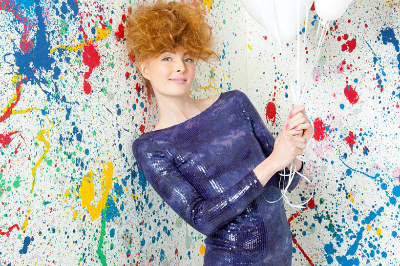 西方人,一个人,站,横图,彩色,室内,白天,正面,抽象,裙子,绘画,游戏,玩具,欧洲,欧洲人,仅一个年轻女性,仅一个女性,仅一个人,握,阴影,连衣裙,艺术,反射,彩绘,图案,影子,塑料,墙,艺术品,古典,玩,注视,文化,娱乐,墙壁,墙面,紫色,白色,气球,塑料制品,工艺品,观察,看,品味,站着,四个,休闲,概念,充气玩具,橡胶,益智,握着,观看,活动,美术,察看,高雅,发泄,关注,消遣,智力,橡胶制品,美学,宣泄,图文,年轻女性,女人,女性,白种人,玩耍,嬉戏,站立,半身,彩图,涂鸦