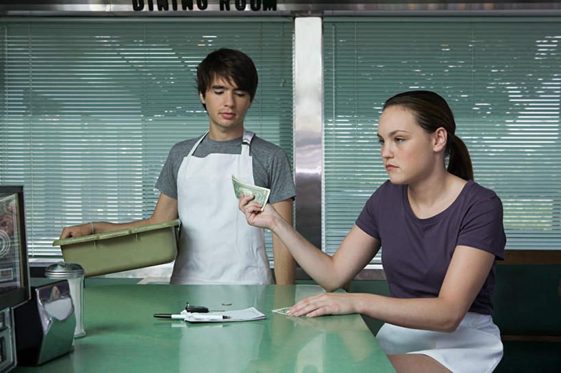 西方人,两个人,伙伴,朋友,服务员,餐厅,站,坐,横图,室内,白天,正面,工作服,制服,友谊,合作,团队,钱,美元,餐桌,窗户,桌子,欧洲,欧洲人,握,服装,钱币,墙,美金,拿,拿着,注视,玻璃窗,墙壁,墙面,衣服,观察,看,站着,战略,握着,钞票,金融,纸币,服饰,经济,餐台,观看,察看,衣着,穿着,关注,美圆,咖啡店,咖啡屋,流通,纸钞,贸易,联合,合谋,工作制服,衣饰,配合,协作,货币,现金,男人,男性,年轻男性,年轻女性,女人,女性,白种人,服务生,侍者,站立,坐着,半身,彩图,工作套服,餐馆,饭店,饭馆,咖啡馆