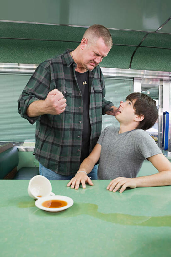 西方人,两个人,站,坐,竖图,室内,白天,正面,竞争,餐桌,桌子,杯子,餐具,欧洲,欧洲人,对抗,阴影,服装,冲突,反射,光线,瓷器,碟子,盘,影子,灯光,咖啡杯,陶瓷制品,休闲装,顾客,衣服,白色,盘子,碟,站着,休闲,休闲服,服饰,肮脏,餐台,威胁,对立,矛盾,瓷杯,邋遢,敌对,挫败,斗争,抗拒,抗衡,龌龊,污秽,主顾,威逼,要挟,男人,男性,年轻男性,中年男性,白种人,站立,坐着,半身,彩图