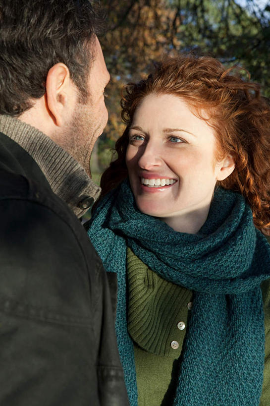 西方人,中年人,两个人,家庭,夫妻,站,笑,微笑,露齿笑,竖图,室外,白天,正面,爱情,旅游,度假,美景,森林,树林,植物,英国,欧洲,欧洲人,服装,装饰,景观,浪漫,注视,休闲装,娱乐,英格兰,相视,树,树木,衣服,绿色,自然,围巾,观察,看,站着,享受,休闲,温暖,温馨,一家人,面对面,休闲服,景色,恩爱,放松,恋人,服饰,生长,成长,围脖,观看,对视,保暖,华丽,点缀,和睦,察看,互视,御寒,西欧,关注,自然风光,相对,大不列颠,大不列颠及北爱尔兰联合王国,相看,衬托,美观,雅致,雅观,大不列颠联合王国,日不落英帝国,英吉利,男人,男性,女人,女性,中年男性,中年女性,白种人,夫妇,情侣,站立,半身,彩图,伴侣,融洽