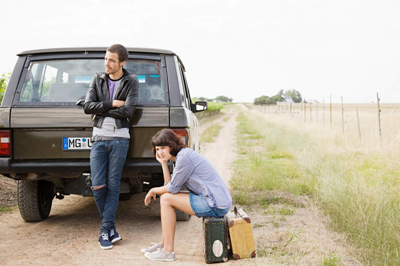 西方人,两个人,站,坐,双手交叉,横图,室外,白天,正面,爱情,旅游,度假,草地,草坪,美景,植物,道路,路,汽车,欧洲,非洲,南非,欧洲人,一辆,撑,服装,拉杆箱,旅行箱,景观,小路,交通,浪漫,托腮,注视,娱乐,车,草,树,树木,衣服,绿色,自然,行李箱,箱子,交通工具,轿车,观察,看,靠,靠着,托,倚靠,站着,享受,休闲,温暖,温馨,景色,恩爱,放松,恋人,服饰,乡间小路,生长,成长,观看,出差,和睦,察看,双手抱胸,倚着,衣着,穿着,关注,自然风光,托下巴,载具,阿非利加洲,衣饰,南非共和国,男人,男性,年轻男性,年轻女性,女人,女性,白种人,情侣,站立,坐着,彩图,全身,旅行,伴侣,融洽