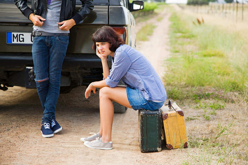 西方人,两个人,站,坐,横图,室外,白天,正面,爱情,草地,草坪,植物,道路,路,汽车,欧洲,欧洲人,一辆,撑,服装,拉杆箱,旅行箱,小路,交通,浪漫,托腮,注视,休闲装,车,草,衣服,绿色,行李箱,箱子,交通工具,轿车,观察,看,托,站着,休闲,温暖,温馨,休闲服,恩爱,恋人,服饰,乡间小路,观看,出差,和睦,察看,关注,托下巴,载具,男人,男性,年轻男性,年轻女性,女人,女性,白种人,情侣,站立,坐着,半身,彩图,旅行,伴侣,融洽